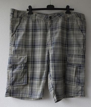 Grijs / blauw geruit korte broek, maat 60. beschikbaar voor biedingen
