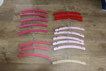 17 Houten kledinghangers roze/rood kinderkamer