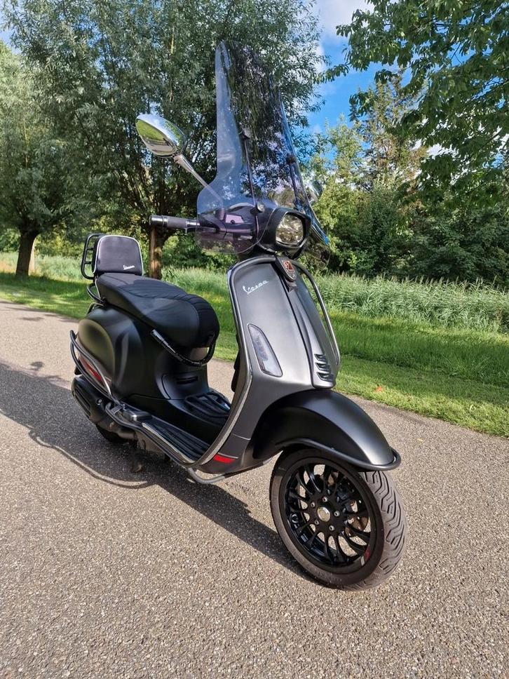 Vespa Sprint snor 2022  Mat Zwart 13.000 km zelioni, Fietsen en Brommers, Snorfietsen en Snorscooters, Zo goed als nieuw, Vespa