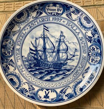 Vroon BV 18e Eeuws VOC Schip Plateelbak. Schoonhoven bord beschikbaar voor biedingen