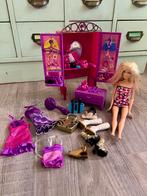 Barbie kast met accessoires Mattel barbiepop kaptafel krukje, Ophalen of Verzenden, Zo goed als nieuw, Barbie