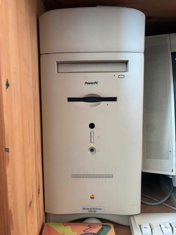 Vintage Apple Performa 6400/180 met randapparatuur beschikbaar voor biedingen