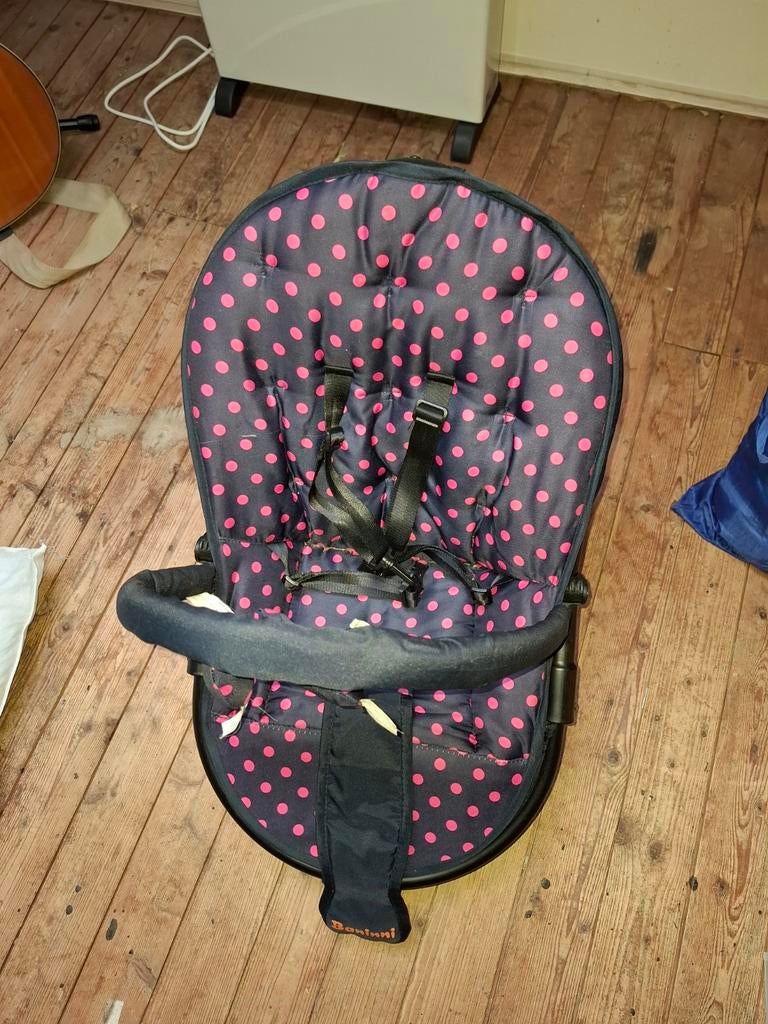Leuke kinderstoel met vrolijke stippen, Ophalen, Gebruikt, Meegroeistoel, Gordel(s)