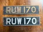 Oude Britse Kentekenplaten RUW 170 (2x), Ophalen of Verzenden