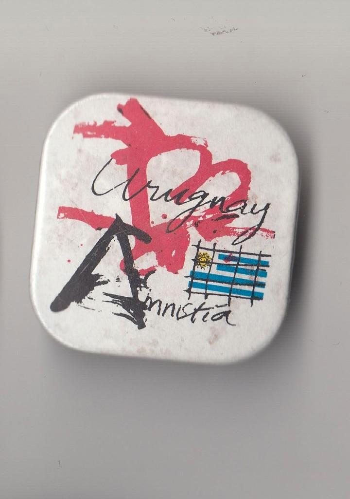 Protest button Uruguay Amnesty pin mist, Verzamelen, Speldjes, Pins en Buttons, Gebruikt, Speldje of Pin, Overige onderwerpen