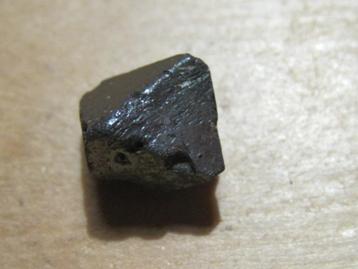 m. 3x ruwe octaeder MAGNETIET (2) beschikbaar voor biedingen