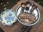 Delfts Blauw Bord. Bord, 11 lepels Klaverbloem & Kopjes., Ophalen of Verzenden