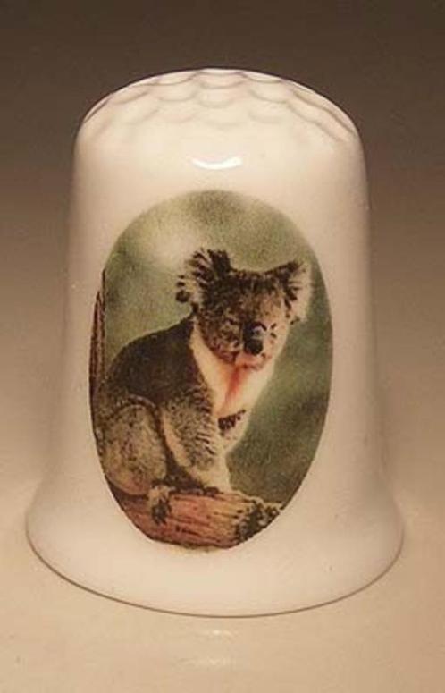 Koala beer op een tak vingerhoedje, Verzamelen, Vingerhoedjes, Nieuw, Nederland, Porselein, Ophalen of Verzenden