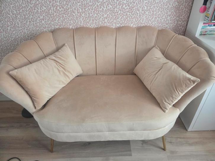 Kleine velvet sofa zitbank Belle met 2 kussens, Huis en Inrichting, Banken | Sofa's en Chaises Longues, Zo goed als nieuw, Tweepersoons