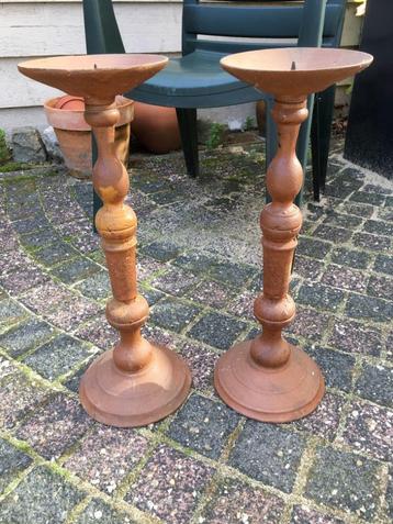 2 Kandelaars roestig metaal 50 cm hoog beschikbaar voor biedingen