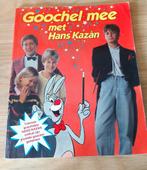 GOOCHEL MEE MET HANS KAZAN BOEKJE UIT 1985, Verzamelen, Verzenden, Zo goed als nieuw, Boek, Tijdschrift of Artikel, Gesigneerd