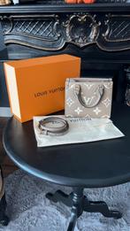 Louis Vuitton OnTheGo BB 2021 - uitstekende staat + compleet, Sieraden, Tassen en Uiterlijk, Tassen | Damestassen, Beige, Ophalen of Verzenden