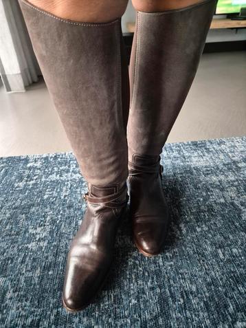 Mooie lederen laarzen beschikbaar voor biedingen