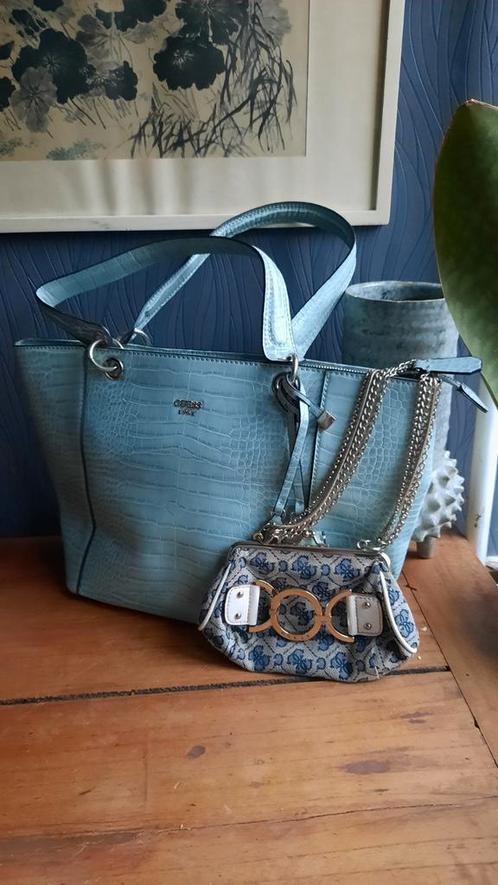 Twee leuke handtassen van Guess, Sieraden, Tassen en Uiterlijk, Tassen | Damestassen, Zo goed als nieuw, Handtas, Blauw, Ophalen of Verzenden