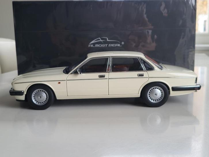 1:18 Almost Real Jaguar Daimler XJ6 (XJ40) Glacier White, Hobby en Vrije tijd, Modelauto's | 1:18, Zo goed als nieuw, Auto, Autoart