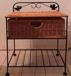 Brocante Nachtkastje bijzettafel rotan riet en metaal + lade, Huis en Inrichting, Slaapkamer | Nachtkastjes, Ophalen, Zo goed als nieuw