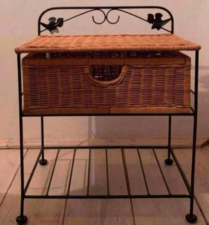 Brocante Nachtkastje bijzettafel rotan riet en metaal + lade, Huis en Inrichting, Slaapkamer | Nachtkastjes, Zo goed als nieuw