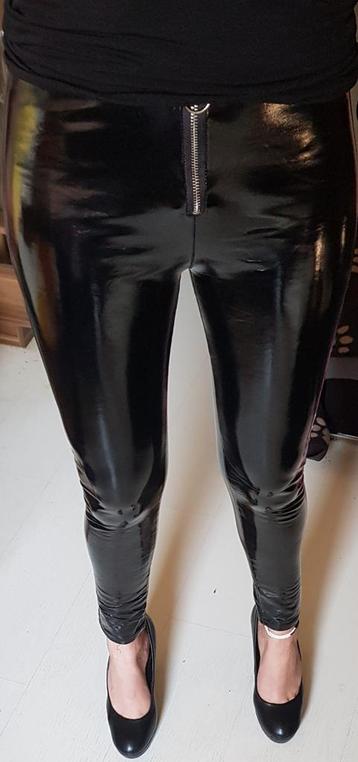 Mooie (nep) lak / laklook broek, goed aansluitend S beschikbaar voor biedingen