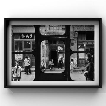 Marc Riboud Fine Art Print – Liulichang, Beijing 1965 | kado beschikbaar voor biedingen