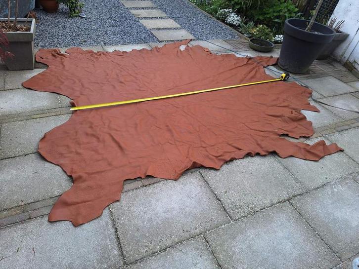 vel huid leer, Hobby en Vrije tijd, Stoffen en Lappen, Nieuw, Leer of Kunstleer, 120 cm of meer, 30 tot 200 cm, Bruin, Ophalen of Verzenden