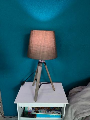 Lamp tri-pod hout met antraciete kap beschikbaar voor biedingen
