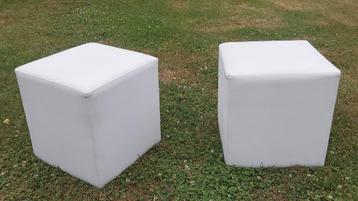 2x kunstlederen witte poef, 42x42cm, 45cm hoog. beschikbaar voor biedingen
