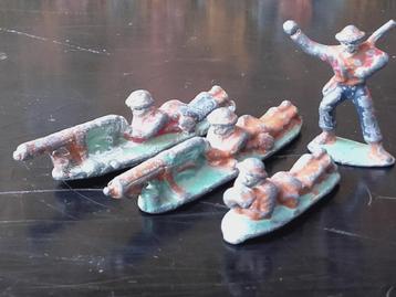 Vier soldaten antiek speelgoed uit Engeland van tin. beschikbaar voor biedingen