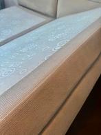 Comfortabel beige bed, Ophalen