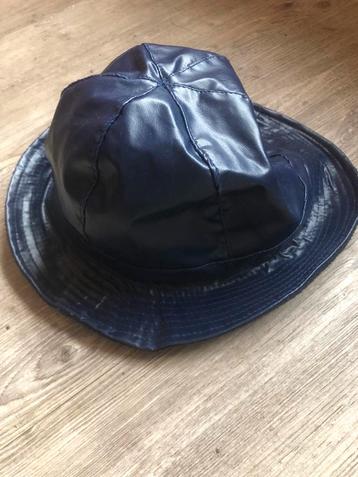 Blauw regenhoedje beschikbaar voor biedingen