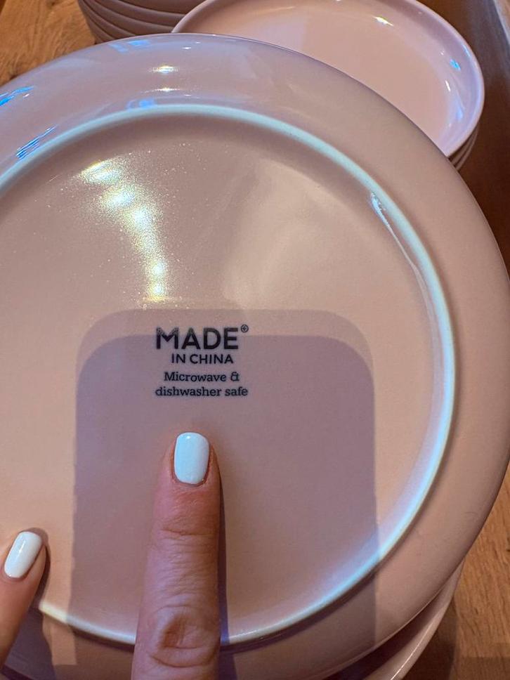 MADE Leah 8 persoons borden serviesset licht roze / pink, Huis en Inrichting, Keuken | Servies, Gebruikt, Bord(en), Effen, Porselein