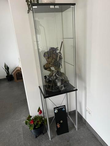 Glazen Vitrinekast met Metalen Onderstel beschikbaar voor biedingen
