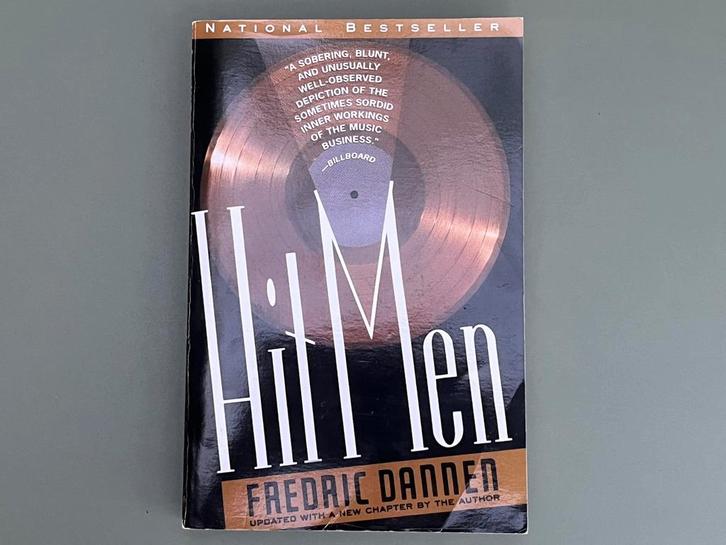 Fredric Dannen - HIT MEN, Power Brokers and Fast Money..., Boeken, Muziek, Gelezen, Algemeen, Ophalen of Verzenden