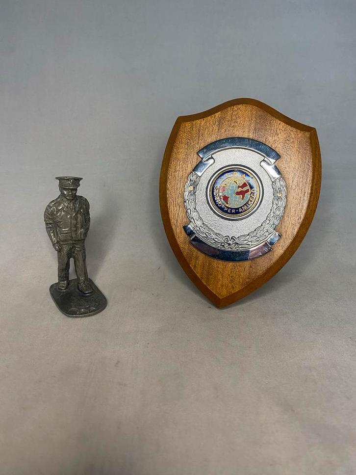 Politie IPA Schild & Tinnen Beeldje Agent militaria, Verzamelen, Militaria | Algemeen, Overige soorten, Kunstobject, Nederland