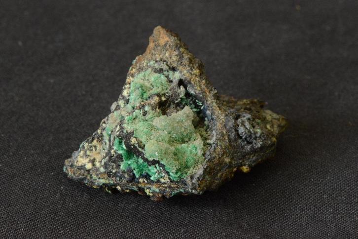 Malachiet met azuriet en calciet, Verzamelen, Mineralen en Fossielen, Mineraal, Ophalen of Verzenden
