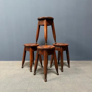 Antieke set van vier Engelse Arts & Crafts krukken oud uniek beschikbaar voor biedingen