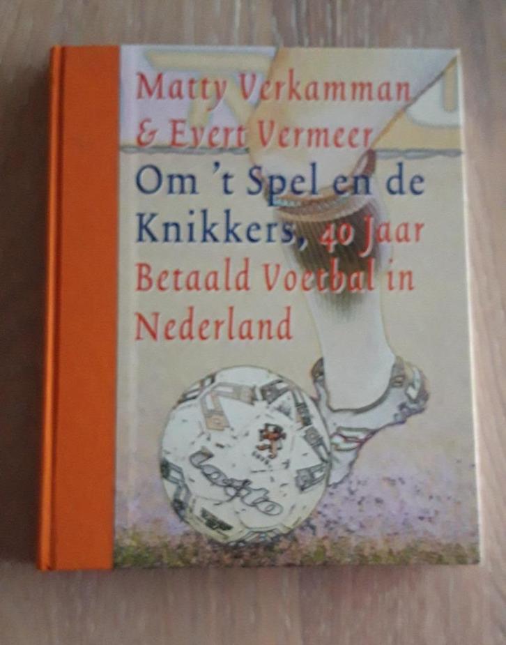 Boek Om 't spel en de knikkers - 40 jaar betaald voetbal, Boeken, Sportboeken, Gelezen, Balsport, Ophalen of Verzenden