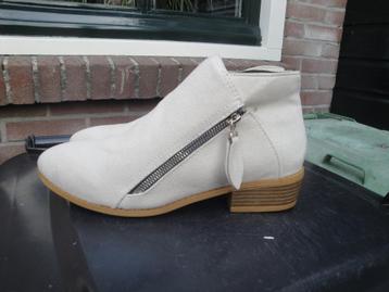NIEUW!! Beige laarsjes maat 40 beschikbaar voor biedingen