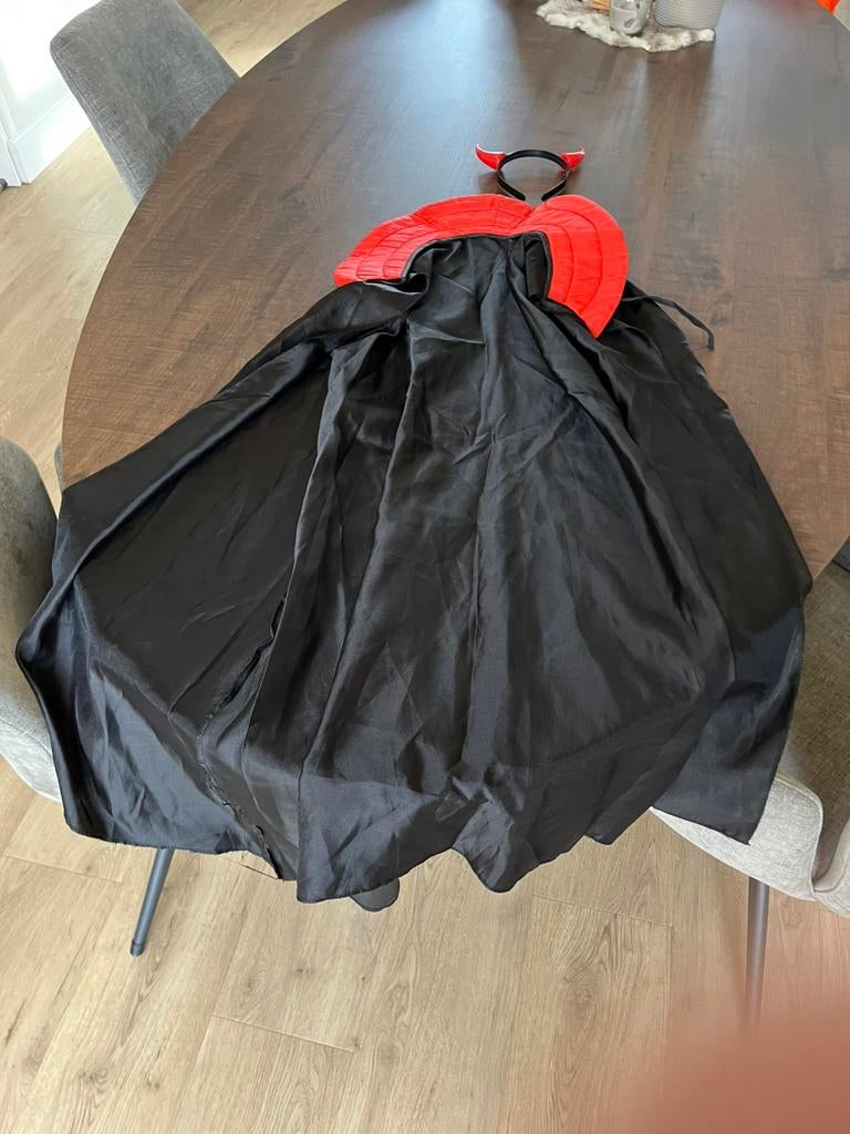 Dracula cape incl hoofdband met hoorntjes, Ophalen, Carnaval, Maat 42/44 (L), Kleding