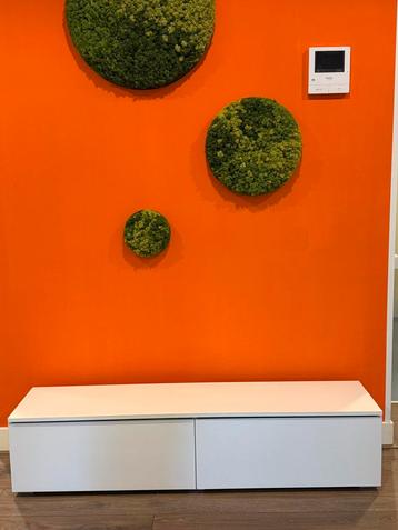 Witte tv-kast met led-verlichting - zgan beschikbaar voor biedingen