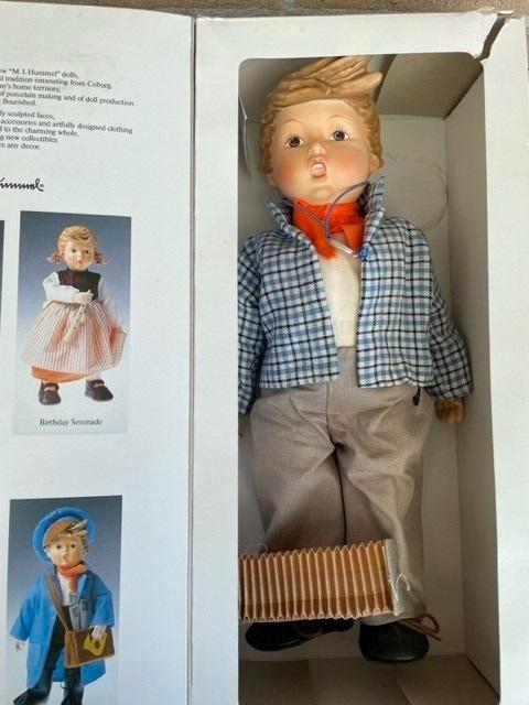 Goebel M.I. Hummel pop Birthday Serenade 1983, Verzamelen, Beelden en Beeldjes, Zo goed als nieuw, Hummel, Ophalen of Verzenden
