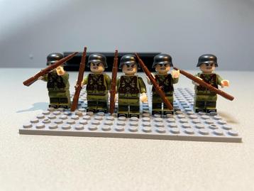 Nieuw, 20 WO2 bricks Sovjet soldaatjes met wapens en plaat beschikbaar voor biedingen