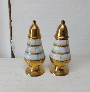 Messing en parelmoer peper en zoutstel beschikbaar voor biedingen