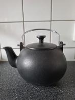 Zwarte gietijzeren theepot met  handvat, Huis en Inrichting, Keuken | Keukenbenodigdheden, Ophalen of Verzenden, Zo goed als nieuw