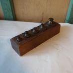 Gewichten weegschaal origineel messing in houten blok, Antiek en Kunst, Antiek | Gereedschap en Instrumenten, Ophalen of Verzenden