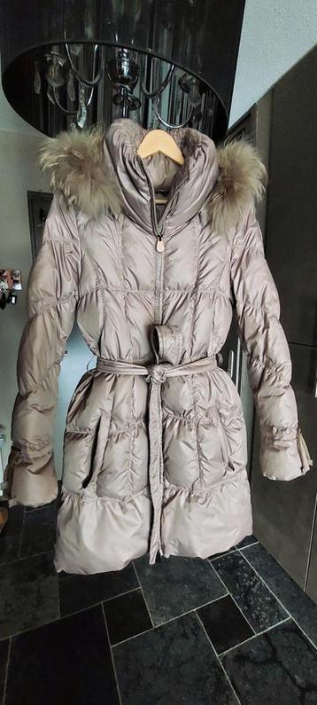 Lange pufferjas met capuchon.Rock and Blue. Taupe. 38 beschikbaar voor biedingen