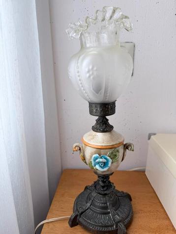Vintage tafellamp met bloemendetail beschikbaar voor biedingen