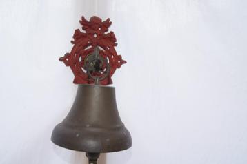 Deurbel met gietijzeren achterwand beschikbaar voor biedingen