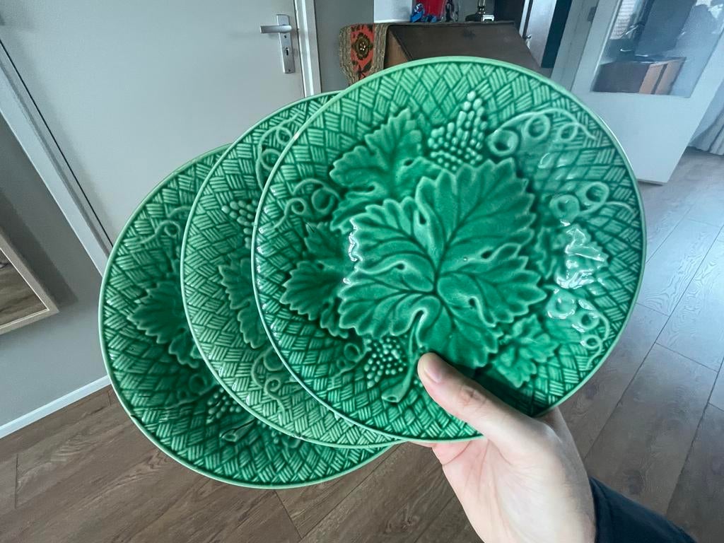 3 zeldzame groene majolica borden Salins, 19e eeuw, Wijnblad, Antiek en Kunst, Antiek | Schalen, Ophalen of Verzenden
