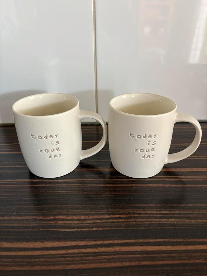 Mokken/bekers Gusta beige met tekst, Huis en Inrichting, Keuken | Servies, Kop(pen) en/of Schotel(s), Overige stijlen, Aardewerk