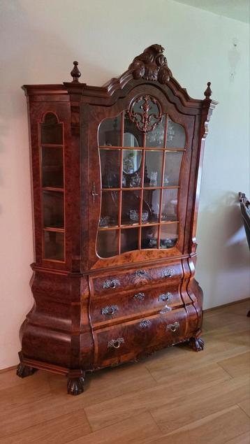 Wortelnoten vitrinekast € 225 beschikbaar voor biedingen